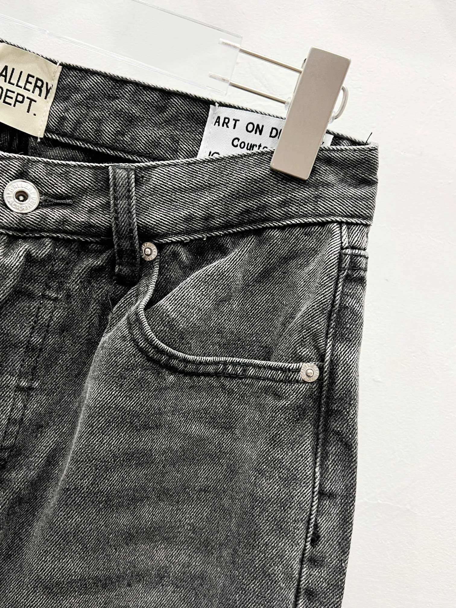 P250 Style No.: (c061) GALLERY DEPT & Chrome Hearts Co-branded spliced cross loose washed flared jeans to truly restore the ultimate vintage texture. The original hardware accessories, washed and other elevators, QR code analysis are all purchased from the original factory, with a high degree of restoration. You are welcome to compare with a certain product ~ Three-dimensional version Loose and comfortable, not picky about the body shape, taller and slimmer, factory Seiko, original factory quality control, same style for men and women, can be matched with couples, versatile recommendation Jeans that are a must-have for all seasons. Trendy people have been disappointed. From the quality selection of fabrics, the tailoring of details, and the matching of patterns, they are all impeccable! The upper body is so handsome when worn...it can be easily worn by men, women and children! The craftsmanship uses heavy-duty washed pure cotton denim fabric. After washing, it is soft and thick. It is very stylish when worn on the body. Size: 28, 30, 32, 34, 36 (S-XXL) Color: Stitching